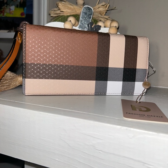 New Fashion Dazzle Wristlet/wallet NWT - Picture 1 of 7
